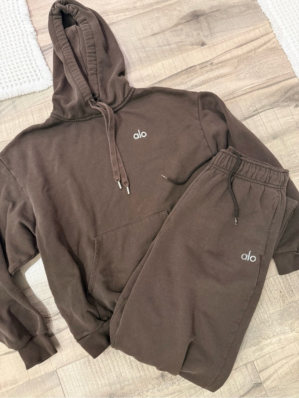 SOLD ON M E R C Alo SET espresso wide leg pants and hoodie - Picture 7 of 7